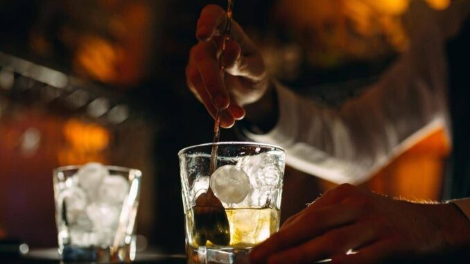 Caldo: ghiaccio e rischio salute, le regole per bar, ristoranti, pub e discoteche