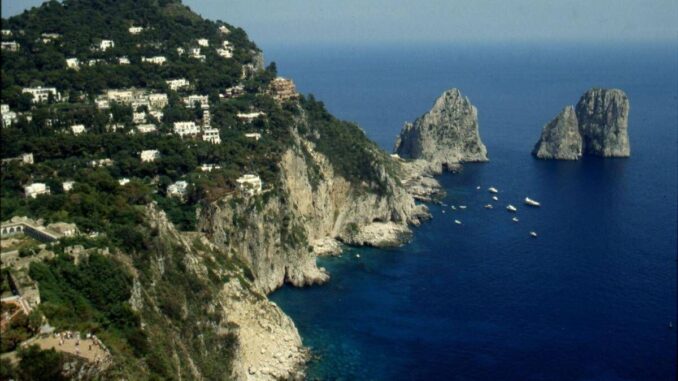 Capri, “vietato disturbare i turisti”: l’ordinanza del sindaco