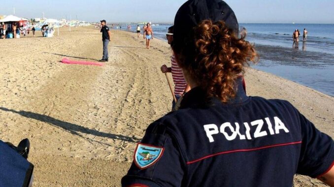 Caserta, accoltellato a morte in spiaggia: in manette 18enne