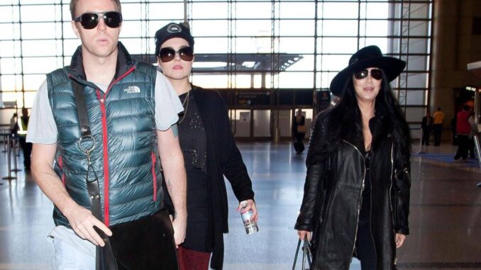 Cher, il figlio Elijah ricoverato in ospedale per overdose: “Fortunato a essere vivo”