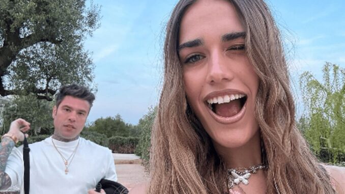 Clara e Fedez, la foto del ‘bacio’ fa infuriare lei: “L’arte della prospettiva”