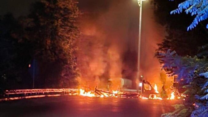 Commando assalta centro logistico a Lacchiarella, camion in fiamme e chiodi sulle strade
