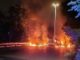 Commando assalta centro logistico a Lacchiarella camion in fiamme e chiodi sulle strade