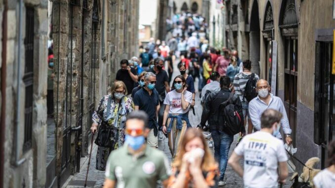 Covid, di nuovo mascherine, isolamento e vaccini? Cosa ha detto l’Ecdc