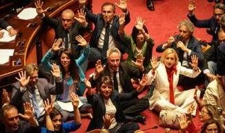 Dl sicurezza protesta Pd M5S Avs in Senato seduti in Aula come manifestanti