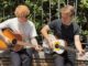 Ed Sheeran e Alfa cantano e suonano insieme duetto inaspettato a Roma Video