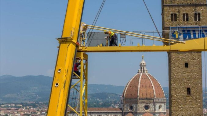 Firenze saluta la maxi gru degli Uffizi