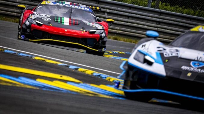 Follia a Le Mans, pilota prende a pugni finestrino dopo tamponamento con Ferrari