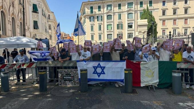 Gaza, davanti alla sinagoga di Roma flashmob in risposta al corteo Propal: “Hamas si arrenda”