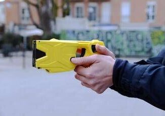 Giovane morto dopo uso taser anestesisti Puntarlo solo su gambe o braccia
