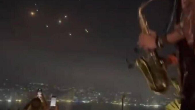 Guerra Israele-Iran, missili nel cielo e musica alla festa: il video virale