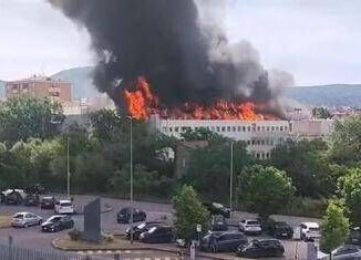 Incendio allUniversita della Tuscia in fiamme il tetto della facolta di Agraria Video