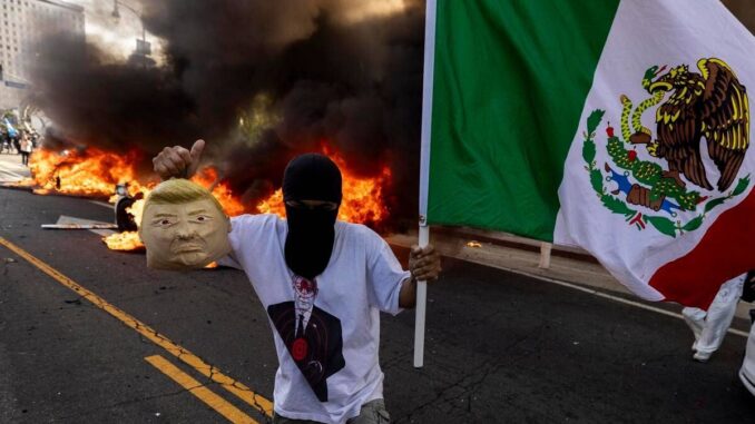 Los Angeles, scontri fra polizia e manifestanti: strade bloccate e auto incendiate