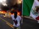Los Angeles scontri fra polizia e manifestanti strade bloccate e auto incendiate