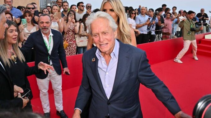 Michael Douglas: “Mi scuso per Trump da parte del mio Paese”