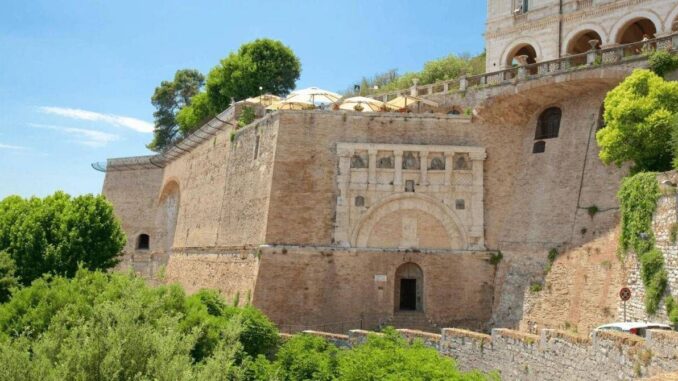 Mostre: ‘Materia’, a Perugia il legno di Herbert Golser dialoga con la pietra secolare