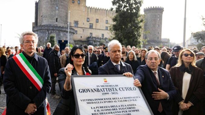 Napoli, deturpata la targa per Giogiò. La mamma: “Avevo denunciato videochiamate killer dal carcere”