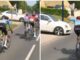 Paura al Giro del Delfinato auto rischia di investire i ciclisti Video