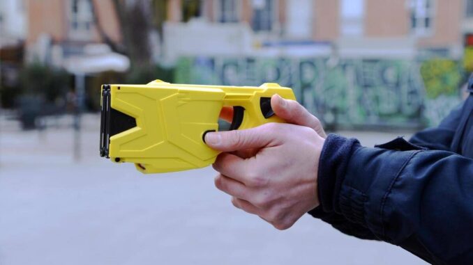 Pescara, 30enne muore dopo essere stato colpito con il taser