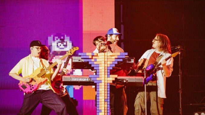 Pinguini Tattici Nucleari, a San Siro il super-pop tra pixel e mandala