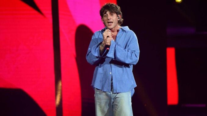 Rkomi annulla i concerti estivi e annuncia il tour nei teatri: il cambio di rotta
