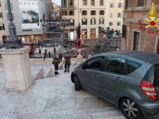 Roma auto finisce su scalinata di Trinita dei Monti soccorso 81enne al volante