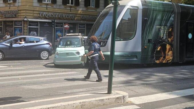 Roma, microcar fa inversione su binari a Trastevere: investita dal tram – Video