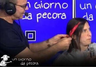 Schlein si tinge ciocca rossa per scommessa Un po alla Mirko dei Bee Hive