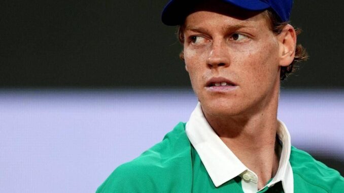Sinner battuto in finale infinita al Roland Garros, Alcaraz trionfa al quinto set