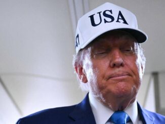 Trump festeggia oggi 79 anni ma sui social monta la teoria del catetere
