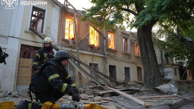 Ucraina, Russia bombarda Kiev nella notte: almeno 14 morti