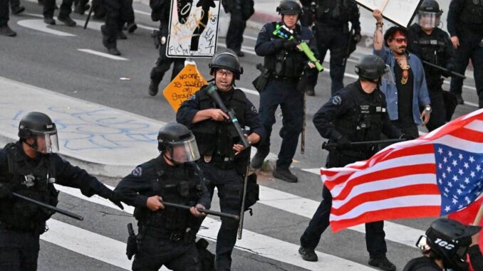 Usa, coprifuoco a Los Angeles. Trump: “Manifestanti sono animali, pagati da qualcuno”