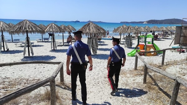 Turista derubato al Poetto: valigia ritrovata grazie al GPS, denunciato 62enne per ricettazione 1 carabinieri Poetto