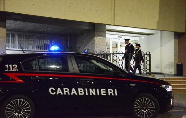 carabinieri auto e coppia ridim auto dei carabinieri