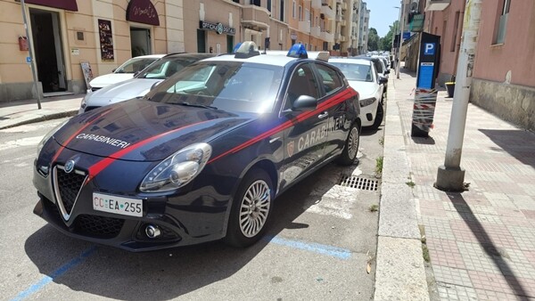 carabinieri colonnina parcheggio Cagliari ridim carabinieri colonnina parcheggio Cagliari